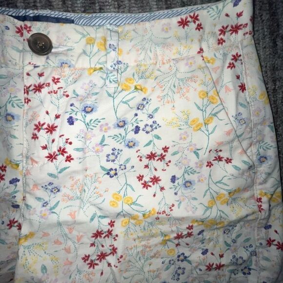 Old Navy Women’s Size 0 Everyday Chino Shorts White Multicolor Floral Cotton - Picture 2 of 8